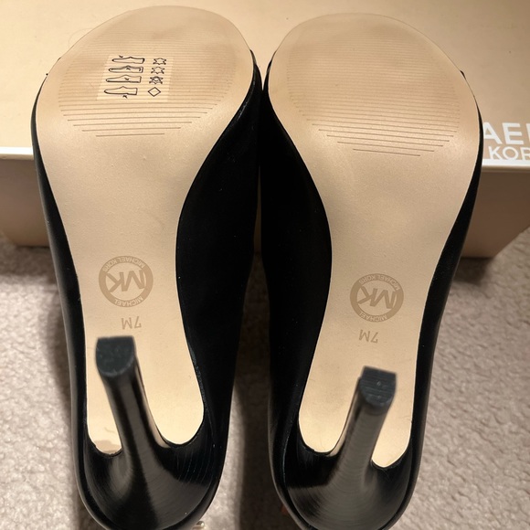 Michael Kors Thedore Black Zip - size 7.0 *brand new* - Picture 3 of 6